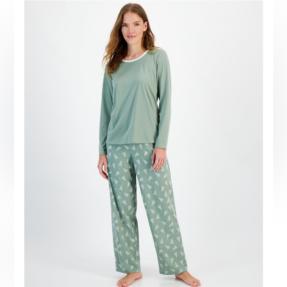 Women’s Charter Club 2 piece long sleeve pajama set NWT size small